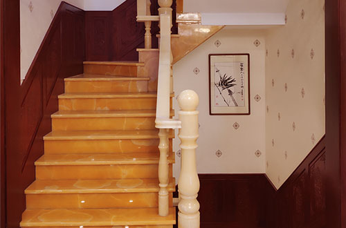 北海中式别墅室内汉白玉石楼梯的定制安装装饰效果